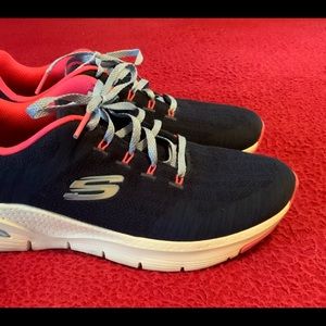 Ladies Skechers Arch Fit Sneakers